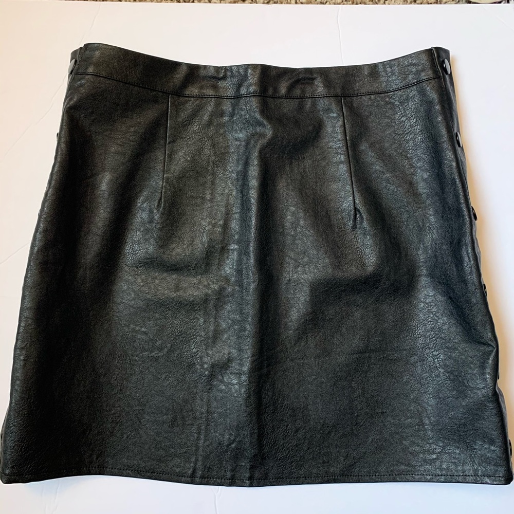 Mint Vanilla ✖️ Black Faux Leather Skirt Medium